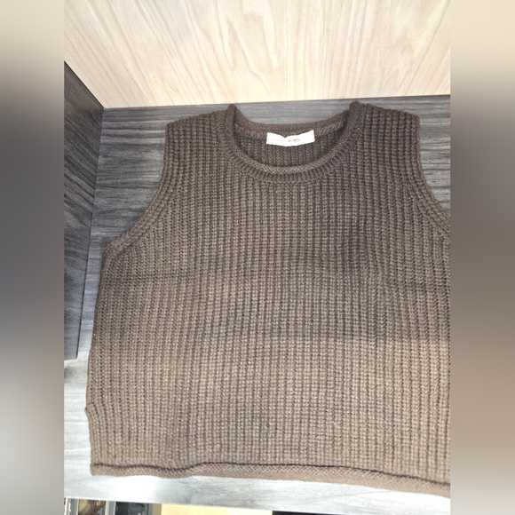 IN:05 Sweaters - Sleeveless Knit Crewneck Sweater - Brown
